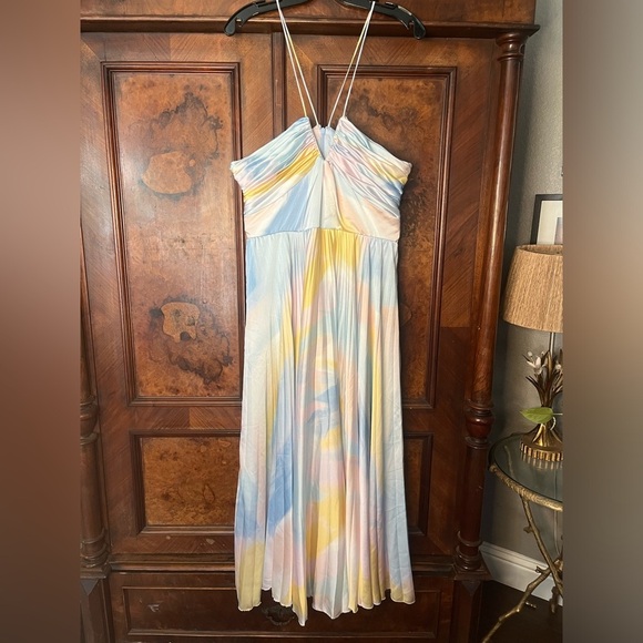 ML Monique Lhuillier- Size 12 GUC
SATIN CHARMEUSE PLEATED MAXI DRESS IN BLUE - Picture 2 of 7